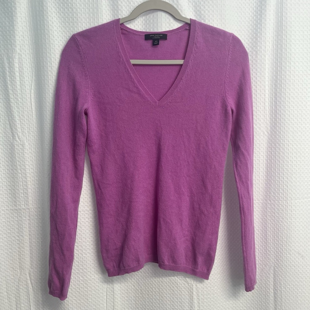Ann Taylor 100% Cashmere V Neck Pink Sweater Classic Quiet Luxury XS - Picture 1 of 8